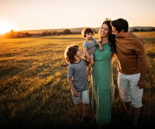 Familia feliz al aire libre